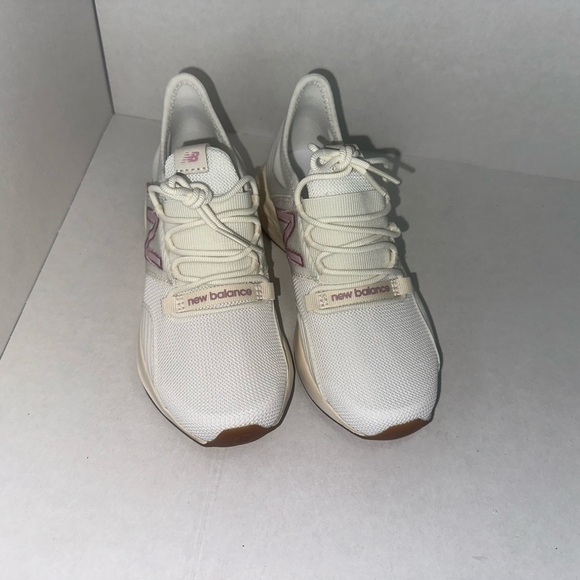 New Balance kids Sneakers in Cream and Pink size 2.5. (#142) - Picture 3 of 9